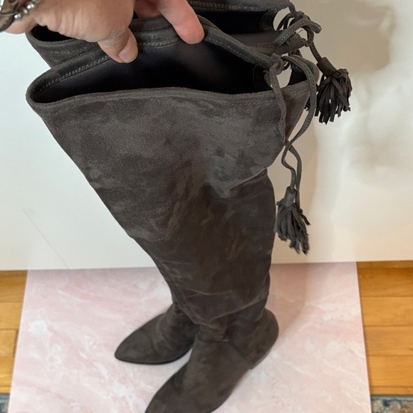 Women's Gray Suede Knee-High Boots. - Picture 6 of 10